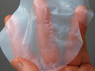 美容液をたっぷり吸収し、保水力に優れ、肌にぴったり密着。